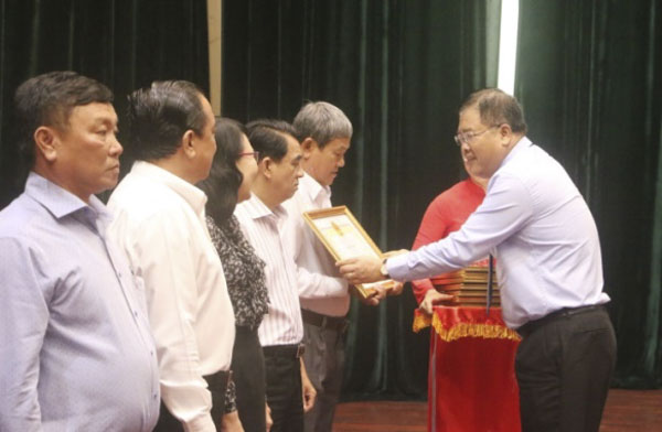 Đồng chí Nguyễn Văn Trình, Chủ tịch UBND tỉnh trao Bằng khen cho các cá nhân có thành tích xuất sắc trong thực hiện công tác CCHC năm 2018.