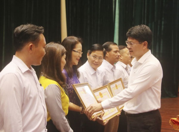 Đồng chí Nguyễn Thanh Tịnh, Phó Chủ tịch UBND tỉnh trao Bằng khen cho các cá nhân có thành tích xuất sắc trong thực hiện công tác CCHC giai đoạn 2016-2018. 