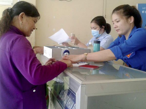 Đội tình nguyện “Tiếp sức người bệnh” hỗ trợ bệnh nhân làm thủ tục khám bệnh tại Phòng khám Trung tâm y tế huyện Xuyên Mộc.