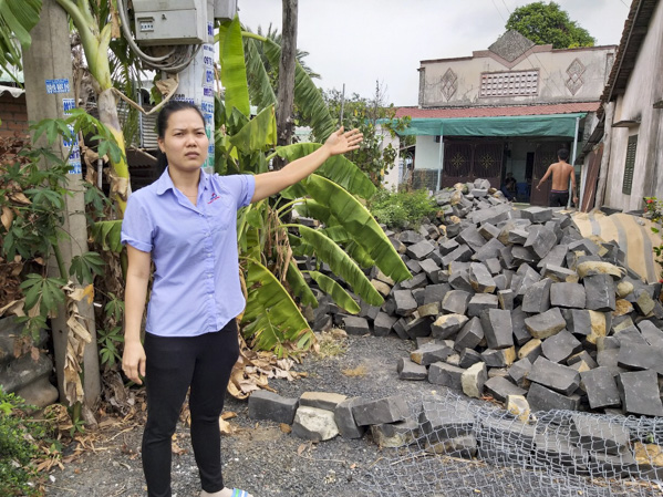 Gia đình chị Trần Thị Minh Lại (khu phố Thanh Tân, TT.Đất Đỏ, huyện Đất Đỏ) đổ đá bịt kín lối đi rộng 4m đang tranh chấp với gia đình bà Nguyễn Thị Nghệ.