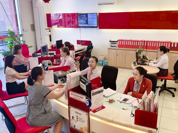 Khách hàng làm thủ tục gửi tiền tiết kiệm tại HDbank Vũng Tàu.