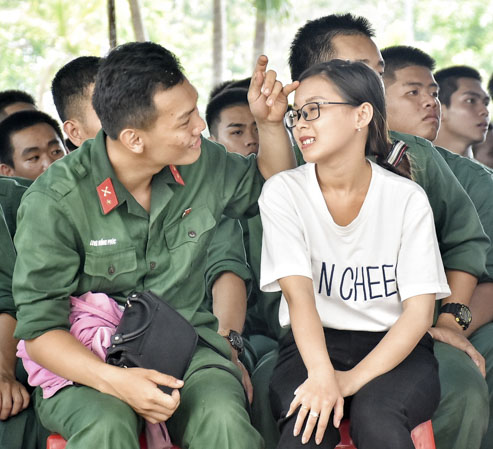 Chiến sĩ Lương Hồng Phúc (18 tuổi, ngụ tại quận 5, TP. Hồ Chí Minh) vui mừng gặp lại bạn gái trong buổi họp mặt.