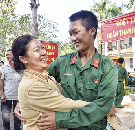 Chiến sĩ Nguyễn Đình Anh Đức (19 tuổi, xã Bưng Riềng, huyện Xuyên Mộc) động viên mẹ yên tâm vì mình đã quen với môi trường quân ngũ.