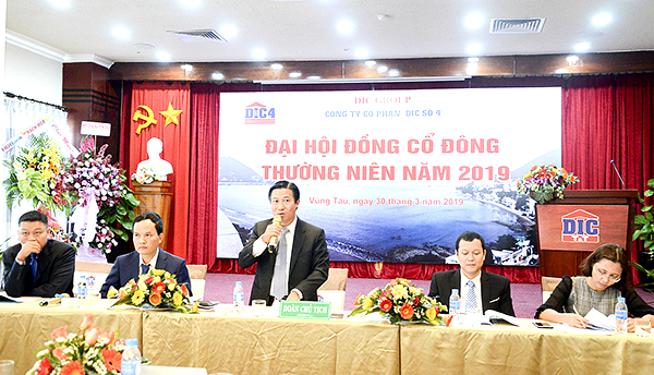 Ông Lê Đình Thắng, Chủ tịch HĐQT Công ty DIC số 4 báo cáo với các cổ đông về những kết quả đạt được của công ty năm 2018 tại hội nghị.