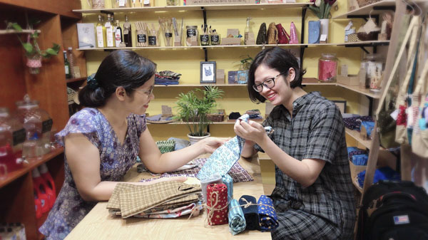 Hai chị em Thảo - Trang trao đổi về những chiếc túi thân thiện môi trường mang thương hiệu Maylala tại tạp hóa Gói Ghém.