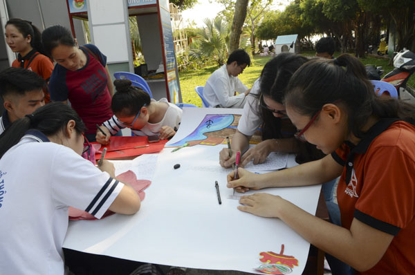 HS Trường THPT Vũng Tàu trong phần thi trang trí báo tường tại Ngày hội “Học sinh 3 tốt”. Ảnh: MINH THANH