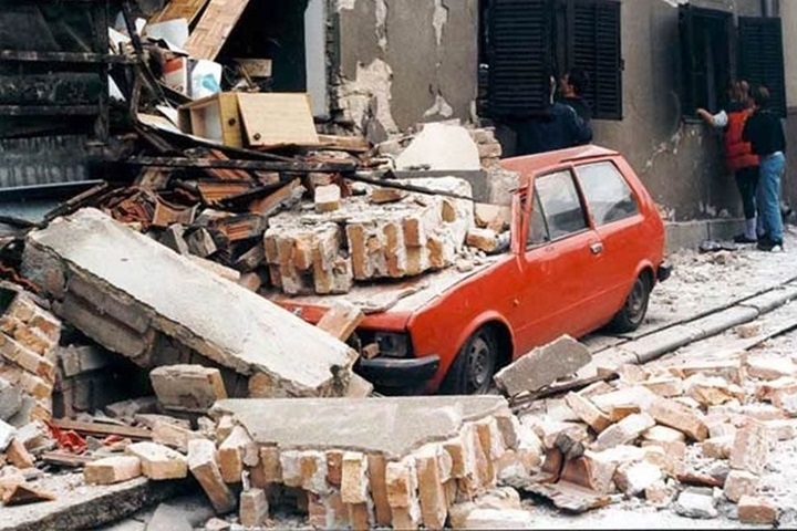 Con phố ở Belgrade sau khi bị NATO không kích với cái cớ bảo vệ người Albania thiểu số ở Kosovo.