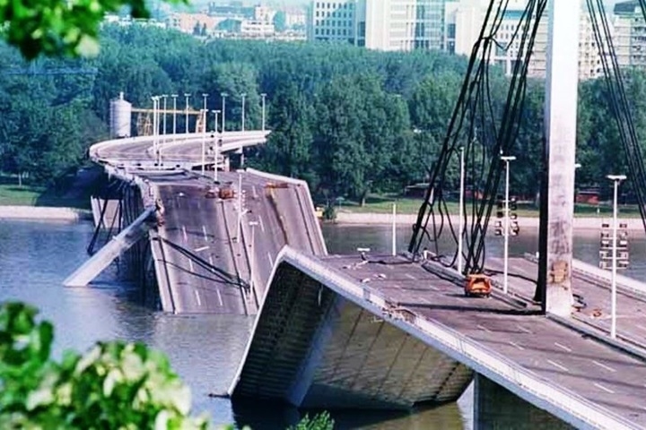 Cây cầu “Tự Do” ở Novi Sad bị gãy sập sau một trận ném bom của NATO. Đợt không kích này vừa gây tổn thất sinh mạng dân thường vừa phá hủy nghiêm trọng cơ sở hạ tầng của Nam Tư.