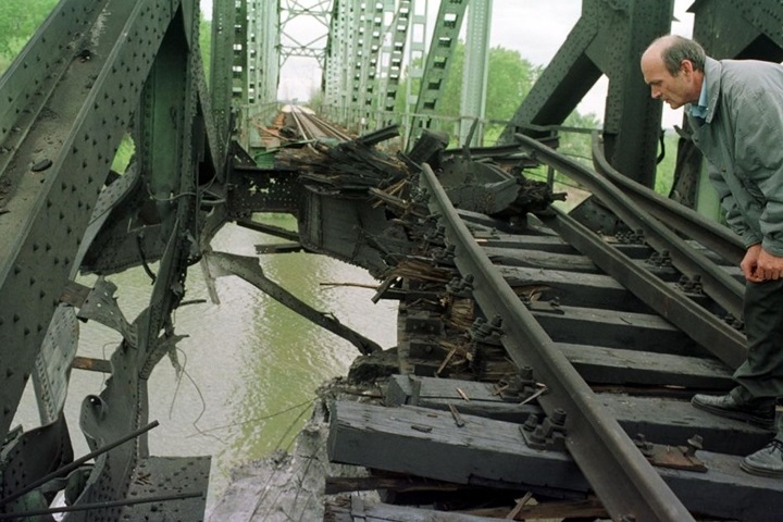Đống đổ nát của cây cầu bắc qua sông Sava ở Belgrade. Vụ không kích Nam Tư vào tháng 3/1999 là lần đầu tiên NATO dùng vũ lực quân sự mà chưa hề có sự phê chuẩn của Hội đồng Bảo an Liên Hợp Quốc.