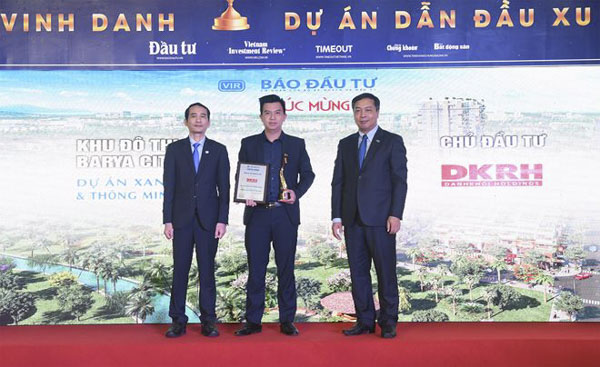 Ông Nguyễn Duy Khánh – Phó Tổng giám đốc KDTT công ty Cổ phần BĐS Danh Khôi nhận giải thưởng Dự án xanh và thông minh cho dự án Barya Citi.