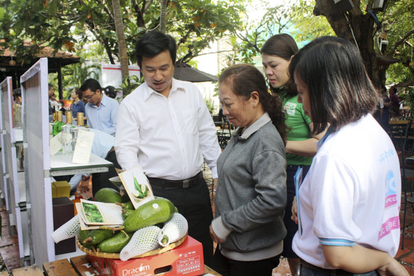 Ông Nguyễn Cảnh Thái Dương giới thiệu bơ sáp Thái Dương với khách hàng tại một hội chợ triển lãm.