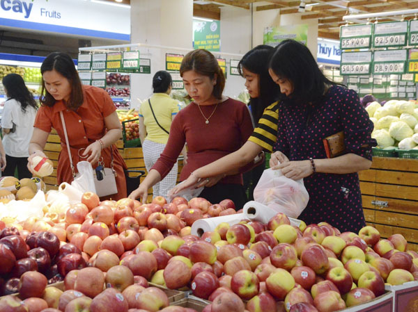 Khách hàng mua trái cây tại Siêu thị Co.op Mart Vũng Tàu.