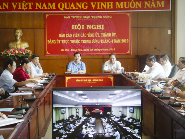Các đồng chí Nguyễn Văn Thắng và Huỳnh Bách Chiến, Phó Trưởng Ban Tuyên giáo Tỉnh ủy đồng chủ trì hội nghị tại điểm cầu BR-VT. 