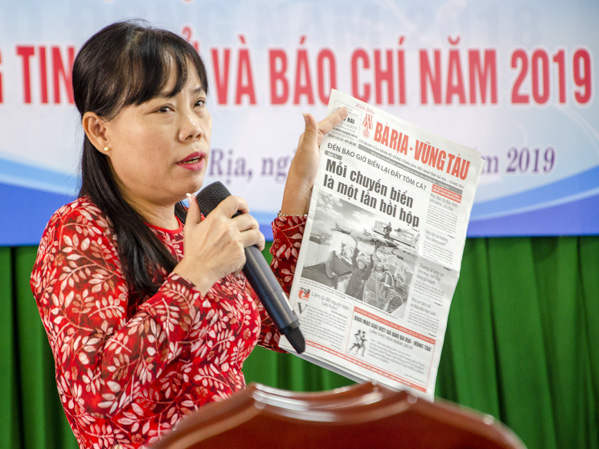 Báo cáo viên Đỗ Nguyễn Hoàng Dung, Phó Tổng Biên tập Báo Bà Rịa-Vũng Tàu giới thiệu về tin, bài trên Báo BR-VT tại hội nghị.