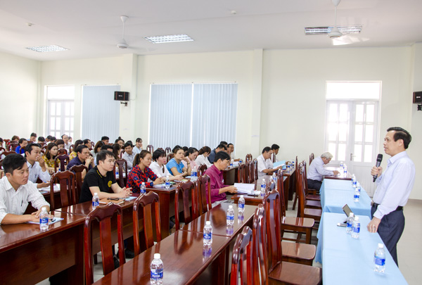 Báo cáo viên Nguyễn Văn Tạo, Cục Trưởng Cục Thông tin cơ sở (Bộ Thông tin - Truyền thông) giới thiệu về hoạt động thông tin cơ sở tại hội nghị.