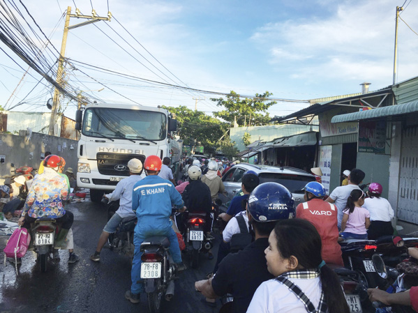Đoạn đường Đô Lương đi qua chợ tự phát thường xảy ra ách tắc giao thông khi có xe tải đi qua.