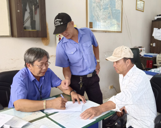 Ban Quản lý cảng cá Lộc An (huyện Đất Đỏ) hướng dẫn ngư dân ghi nhật ký đánh bắt, sản lượng đánh bắt sau mỗi chuyến biển.