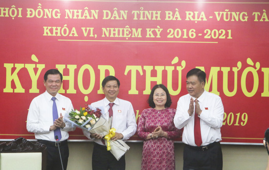 Các đồng chí lãnh đạo tỉnh tặng hoa chúc mừng đồng chí Trần Văn Tuấn.