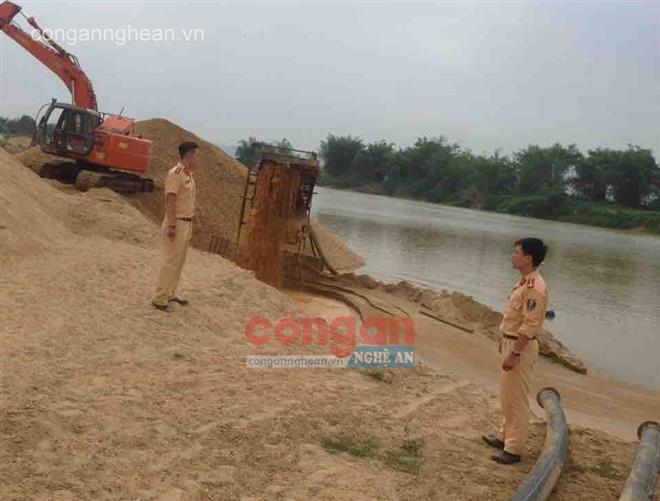 Lực lượng chức năng kiểm tra, xử phạt các trường hợp vi phạm