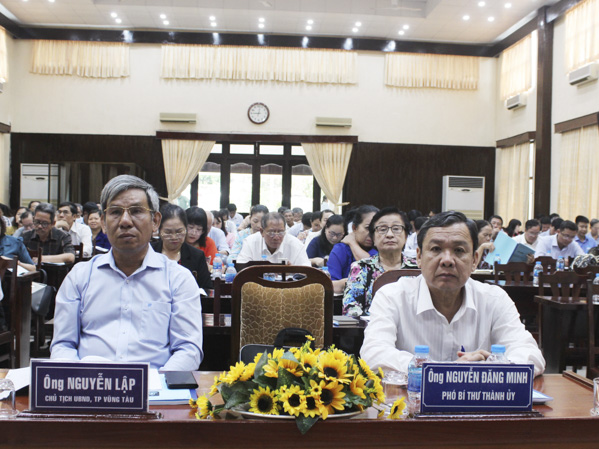 Các đồng chí: Nguyễn Đăng Minh, Phó Bí thư Thường trực Thành ủy; Nguyễn Lập, Chủ tịch UBND TP.Vũng Tàu tham dự hội nghị.