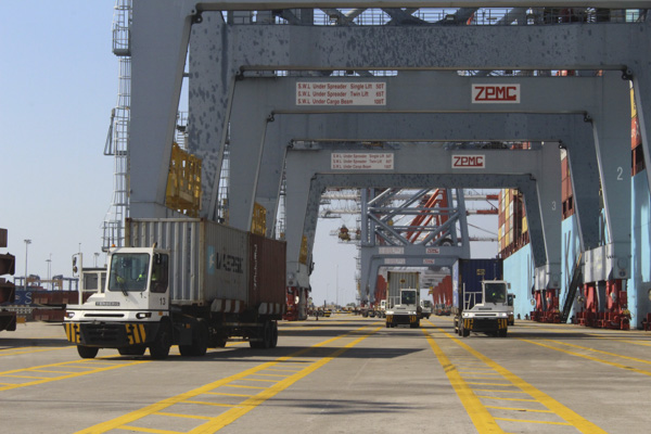 Bốc xếp hàng container tại Cảng CMIT.