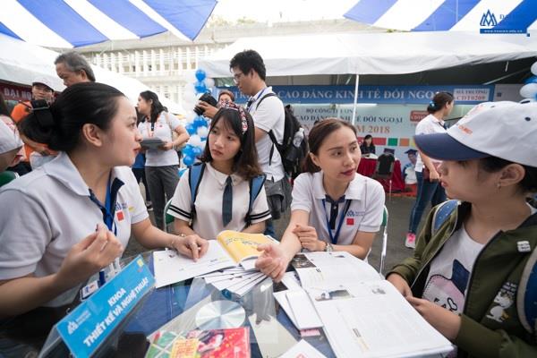 Các thí sinh và gia đình rất quan tâm tới mức học phí và tỉ lệ việc làm khi tham dự tư vấn tuyển sinh, hướng nghiệp.