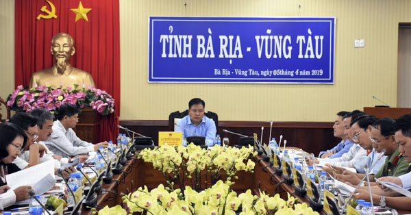 Đồng chí Nguyễn Văn Trình, Phó Bí thư Tỉnh ủy, Chủ tịch UBND tỉnh chủ trị cuộc họp