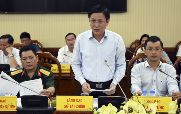 Đồng chí Lê Ngọc Khánh, Giám đốc Sở Tài chính phát biểu tại cuộc họp