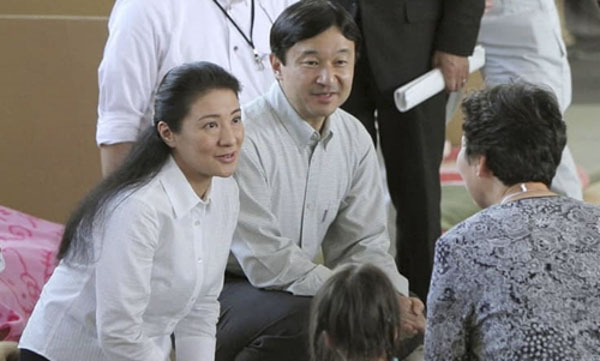 Thái tử Naruhito (giữa) và Thái tử phi Masako trò chuyện với người sống sót sau thảm họa động đất và sóng thần ở Miyagi tháng 6-2011. 