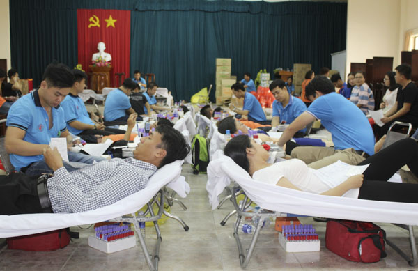 Người dân TP.Vũng Tàu tham gia hiến máu tình nguyện sáng 24-3-2019. 