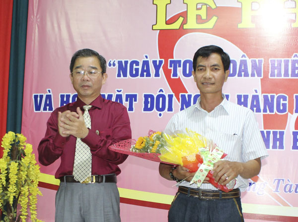 Ông Lê Văn Hậu, Chủ tịch Hội Chữ Thập đỏ tỉnh tặng hoa tri ân nhân “Ngày toàn dân hiến máu tình nguyện” năm 2019 cho ông Trương Quang Viên (bìa phải).