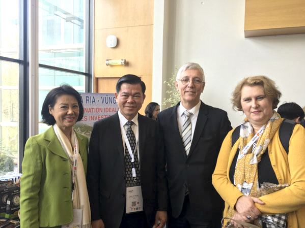 Bà Christine Moro (bìa phải), Đại sứ Cơ quan Hợp tác quốc tế các địa phương Pháp (DAECT) tham quan gian hàng giới thiệu tỉnh Bà Rịa - Vũng Tàu trong khuôn khổ hội nghị.