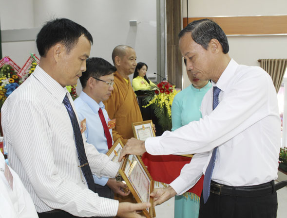 Đồng chí Nguyễn Văn Thọ, Ủy viên Ban Thường vụ Tỉnh ủy, Bí thư Huyện ủy Xuyên Mộc trao Giấy khen của UBND huyện cho các tập thể có thành tích xuất sắc trong công tác Mặt trận nhiệm kỳ 2014-2019.