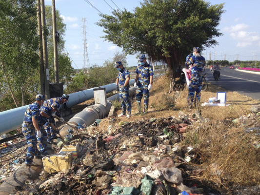 Phân loại rác thải nhựa trên đường Võ Nguyên Giáp, Phường 12, TP. Vũng Tàu.