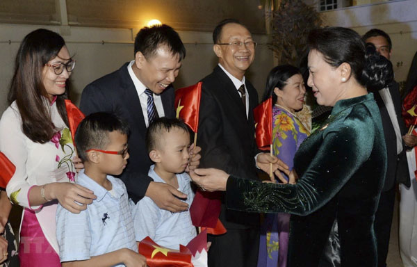 Cán bộ, nhân viên Đại sứ quán Việt Nam ở Qatar đón Chủ tịch Quốc hội Nguyễn Thị Kim Ngân.