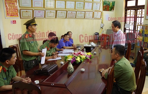 Công bố quyết định khởi tố bị can, cấm đi khỏi nơi cư trú đối với Phạm Văn Khuông.