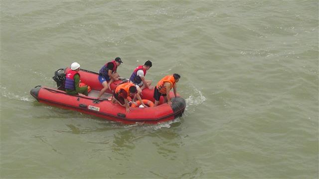 Lực lượng chức năng dùng xuống máy tìm kiếm, trục vớt thi thể nạn nhân
