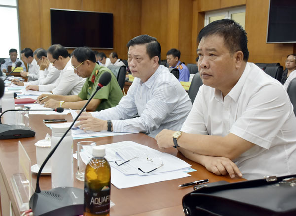 Đồng chí Nguyễn Văn Trình, Phó Bí thư Tỉnh ủy, Chủ tịch UBND tỉnh và các đồng chí trong Ban Thường vụ Tỉnh ủy tham dự cuộc họp.