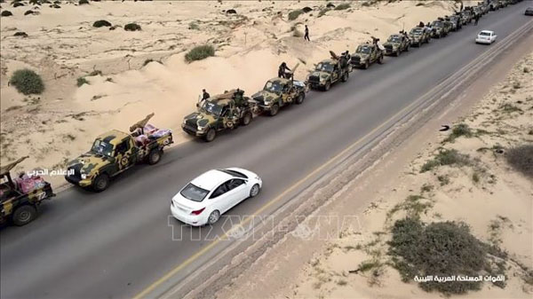 Đoàn xe quân sự thuộc Lực lượng Quân đội Quốc gia Libya do Tướng Khalifa Haftar đứng đầu tiến về miền Tây Libya và thủ đô Tripoli.