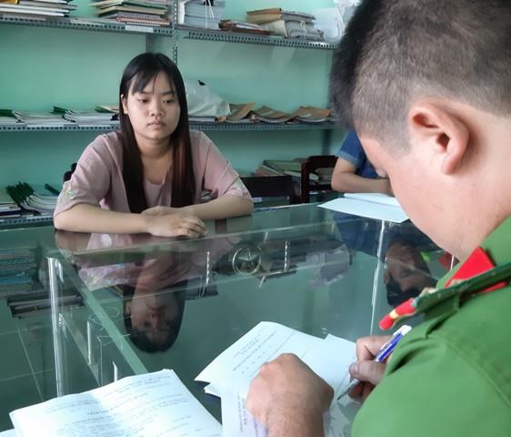 Công an lấy lời khai của đối tượng 