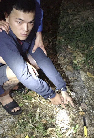 Lê Văn Minh với hung khí gây án là con dao Thái Lan vứt bỏ ven đường.