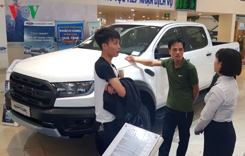 Lượng khách hàng tìm đến mua xe bán tải thời gian qua tại nhiều đại lý xe tăng cao.