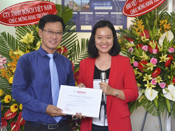 Bà Nguyễn Bảo Ngọc, phụ trách Sales & Marketing Công ty TNHH Bosch Việt Nam trao giấy chứng nhận Trung tâm bảo hành cho ông Hồ Xuân Dũng, Giám đốc SV Solution.