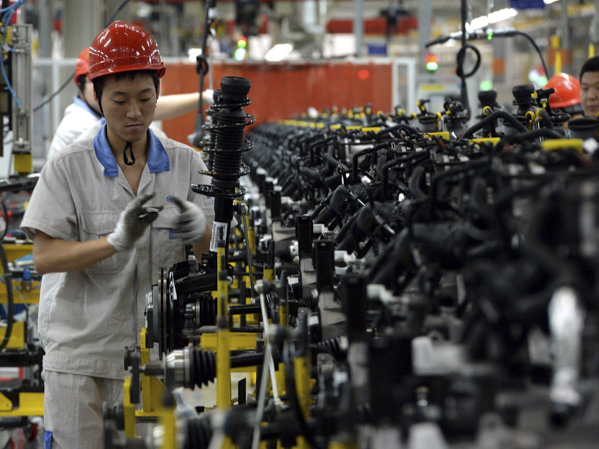 Công nhân làm việc tại một nhà máy ở Trung Quốc.