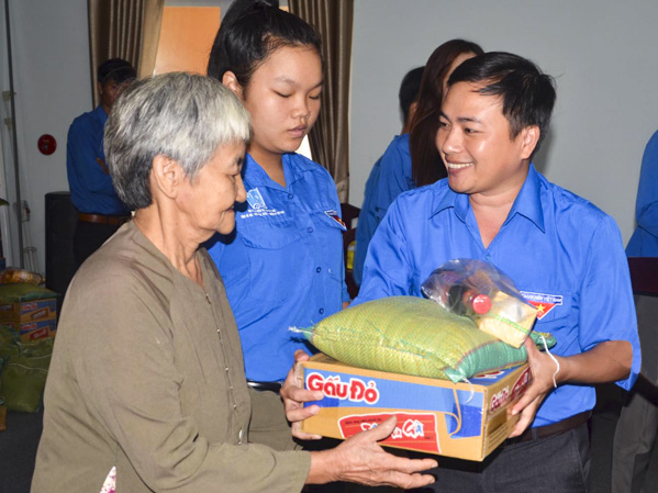Anh Nguyễn Trung Minh và ĐVTN Huyện Đoàn Châu Đức tặng quà cho người nghèo nhân dịp Tết Nguyên đán Kỷ Hợi.