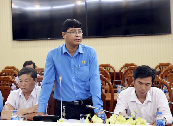 Ông Nguyễn Trung Ngạn, Trưởng Ban Chính sach-Pháp luật LĐLĐ tỉnh phát biểu ý kiến về vấn đề nợ BHXH của các DN.