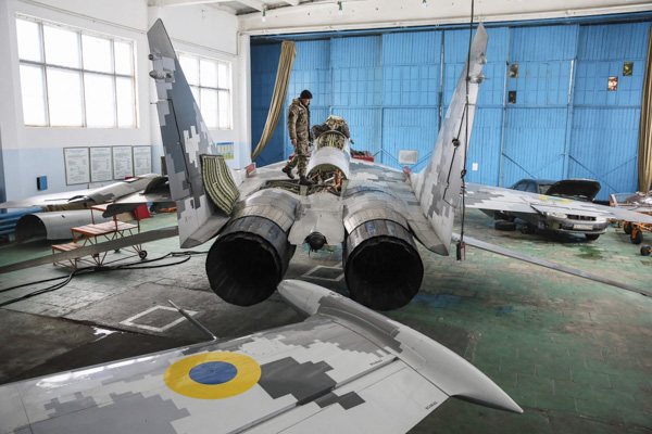 Kỹ thuật viên kiểm tra chiếc MiG-29 trong nhà chứa máy bay tại căn cứ Vasylkiv ngày 14-2-2019. Ảnh: Kyiv Post. 