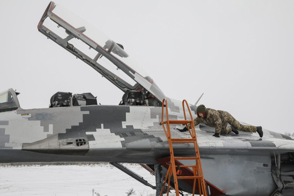 Nhân viên kỹ thuật kiểm tra một chiếc MiG-29 trước chuyến bay tập.  Ảnh: Kyiv Post. 