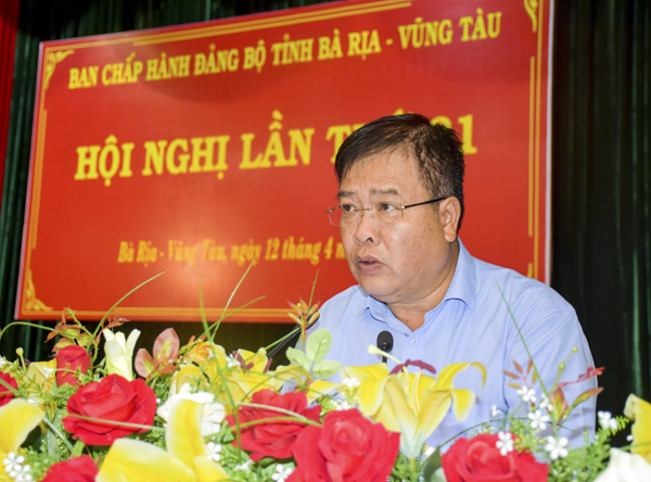 Đồng chí Nguyễn Văn Trình, Phó Bí thư Tỉnh ủy, Chủ tịch UBND tỉnh báo cáo tổng hợp ý kiến thảo luận của Ban Thường vụ Tỉnh ủy.
