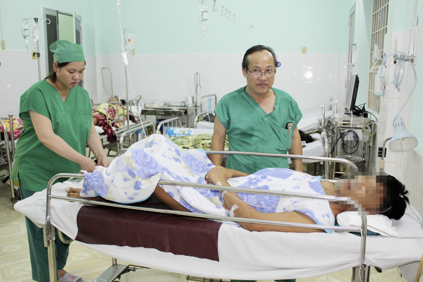 Điều dưỡng chăm sóc cho anh Huỳnh L tại Khoa Ngoại, Bệnh viên Lê Lợi.